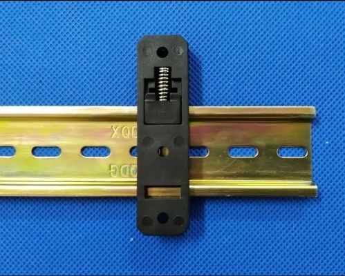 Chine Largeur standard du noir 20mm d'agrafe de support de rail du vacarme RB-233 à ressort en nylon en plastique fournisseur