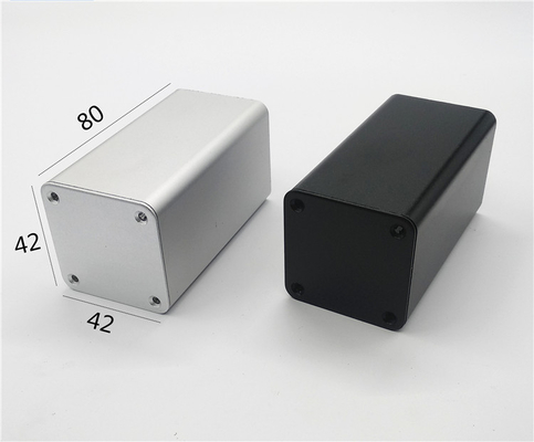 Chine 42*42*80mm Enveloppe en aluminium métallique à corps unique pour boîtier de panneau solaire en blanc et noir fournisseur