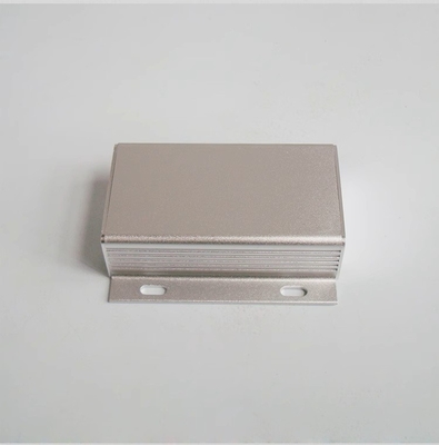 Chine Emballage personnalisé durable avec supports de montage en argent anodisé et noir 49*24*80 mm fournisseur