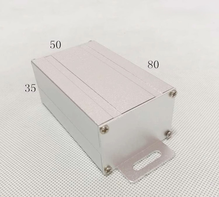 Chine Emballage murale en aluminium revêtu d'un revêtement électrique blanc pour moteurs, taille 50*35*80 mm fournisseur