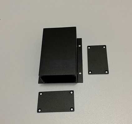 Chine Résistance à la corrosion Enduit en poudre, monture murale noire, boîte en aluminium pour les systèmes de distribution d'électricité Largeur 51 mm fournisseur