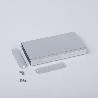 Chine 52*13*110mm boîtier plat en aluminium personnalisable en couleur argentée pour l'électronique fournisseur