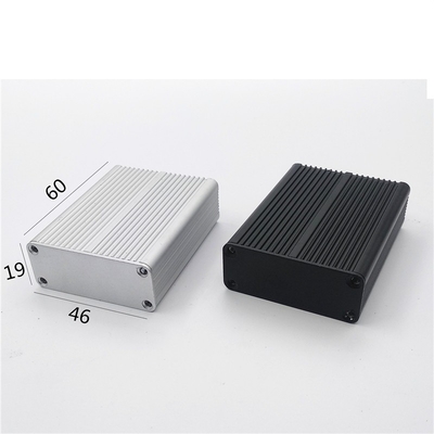 Résistant à la chaleur Enveloppe en aluminium noir extrudé en poudre 46*19*60 mm avec supports de montage fournisseur