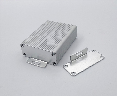 Résistant à la chaleur Enveloppe en aluminium noir extrudé en poudre 46*19*60 mm avec supports de montage fournisseur