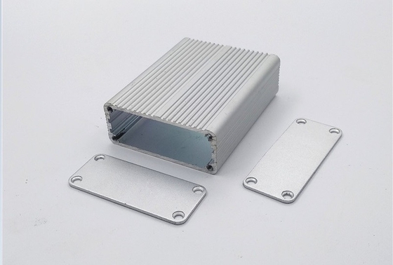 Résistant à la chaleur Enveloppe en aluminium noir extrudé en poudre 46*19*60 mm avec supports de montage fournisseur