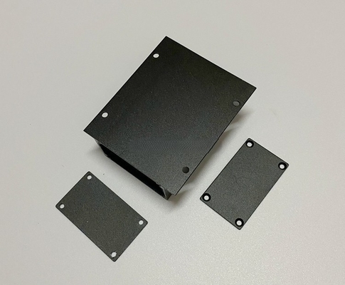 Résistance à la corrosion Enduit en poudre, monture murale noire, boîte en aluminium pour les systèmes de distribution d'électricité Largeur 51 mm fournisseur